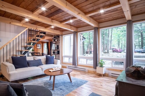 Chalet Stockholm,  Turn Key Amenities + Pet Friendly + Dedicated Workspace with Hi Speed WiF