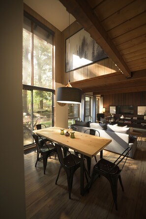 Dining - Chalet Oslo, Turn Key Amenities + Pet Friendly + Dedicated Workspace with Hi Speed WiF (Orford)
