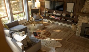 Fireplace, Netflix, streaming services - Chalet Oslo, Turn Key Amenities + Pet Friendly + Dedicated Workspace with Hi Speed WiF (Orford)