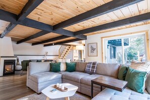 Fireplace - Chalet Denmark, Turn Key Amenities + Pet Friendly + Dedicated Workspace with Hi Speed WiF (Orford)