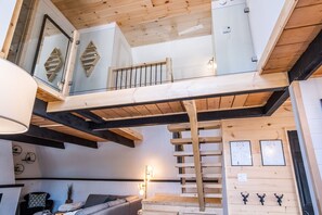 Interior - Chalet Denmark, Turn Key Amenities + Pet Friendly + Dedicated Workspace with Hi Speed WiF (Orford)