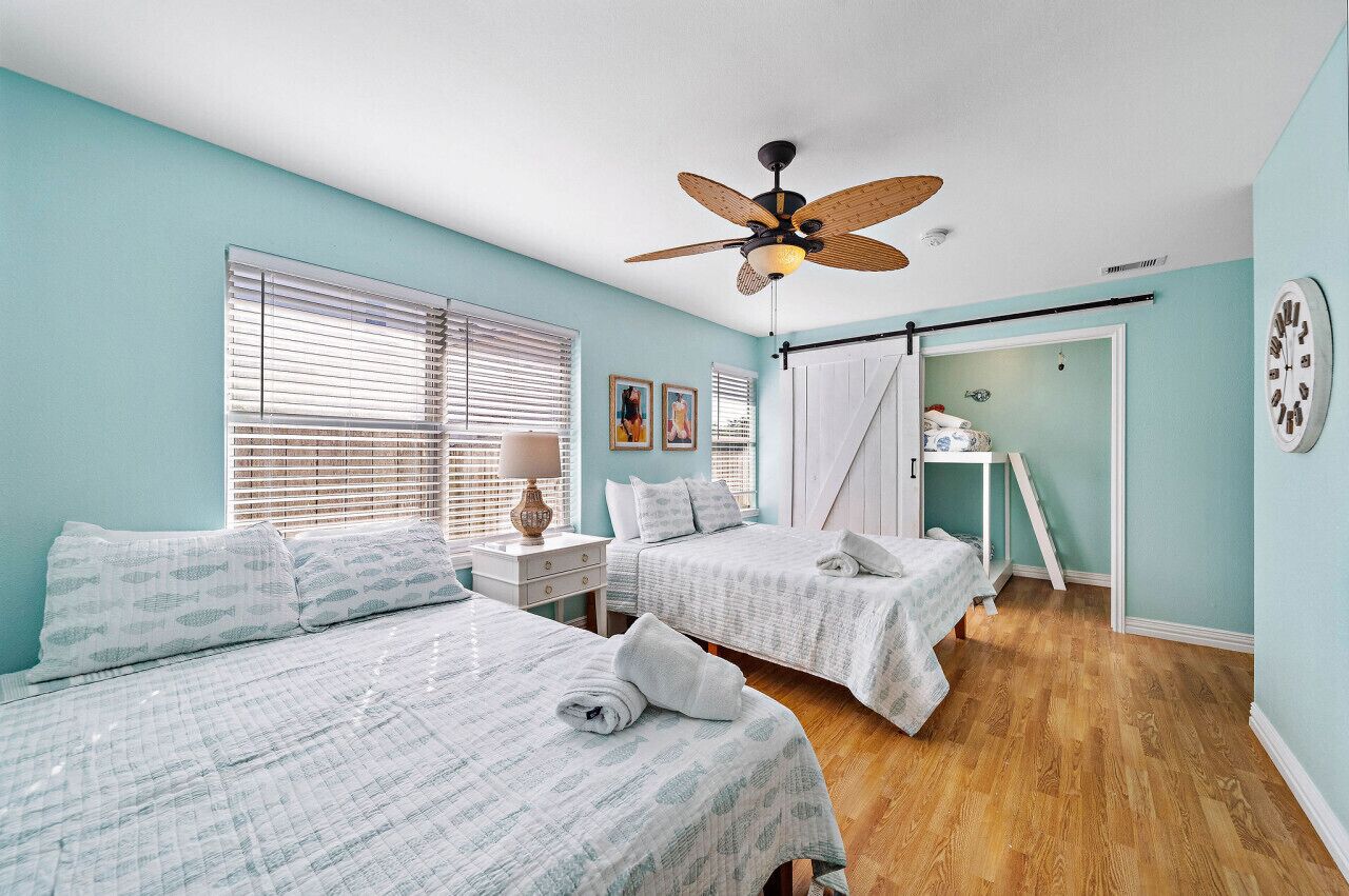 5 makuuhuonetta, työpöytä, silitysrauta/-lauta, vauvan matkasänky