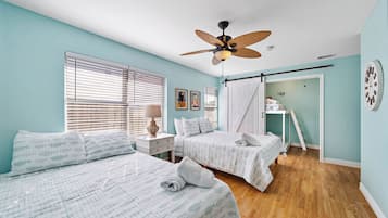 5 habitaciones, escritorio y tabla de planchar con plancha