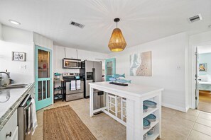 ثلاجة، ميكروويف، فرن، موقد طهي مسطح