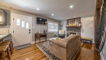 Smart TV, chimenea y futbolito