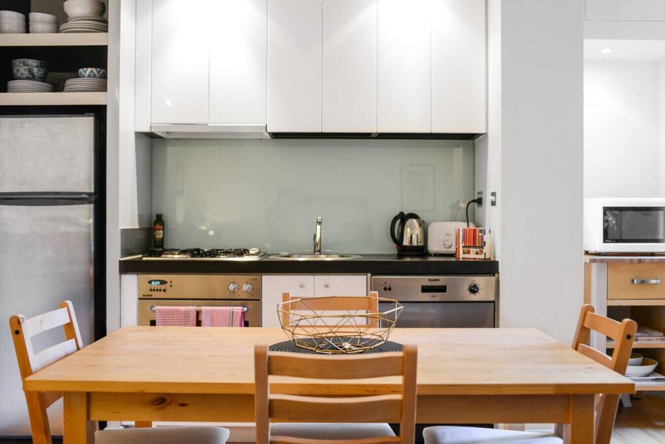 Een koelkast, een microgolfoven, een oven, een kookplaat