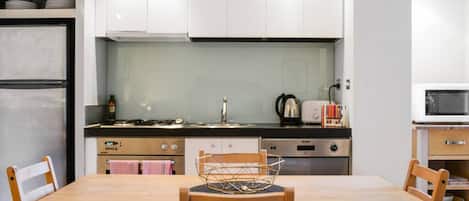 Réfrigérateur, four à micro-ondes, un four, surface de cuisson
