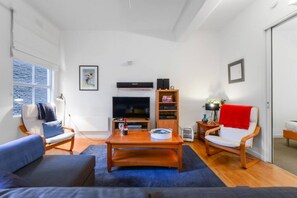 TV, stereo - Wonderful Apartment in the Heart of CBD! (Melbourne)