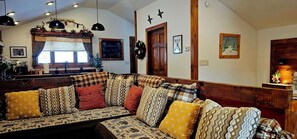 Smart-TV, Bücher, Stereoanlage