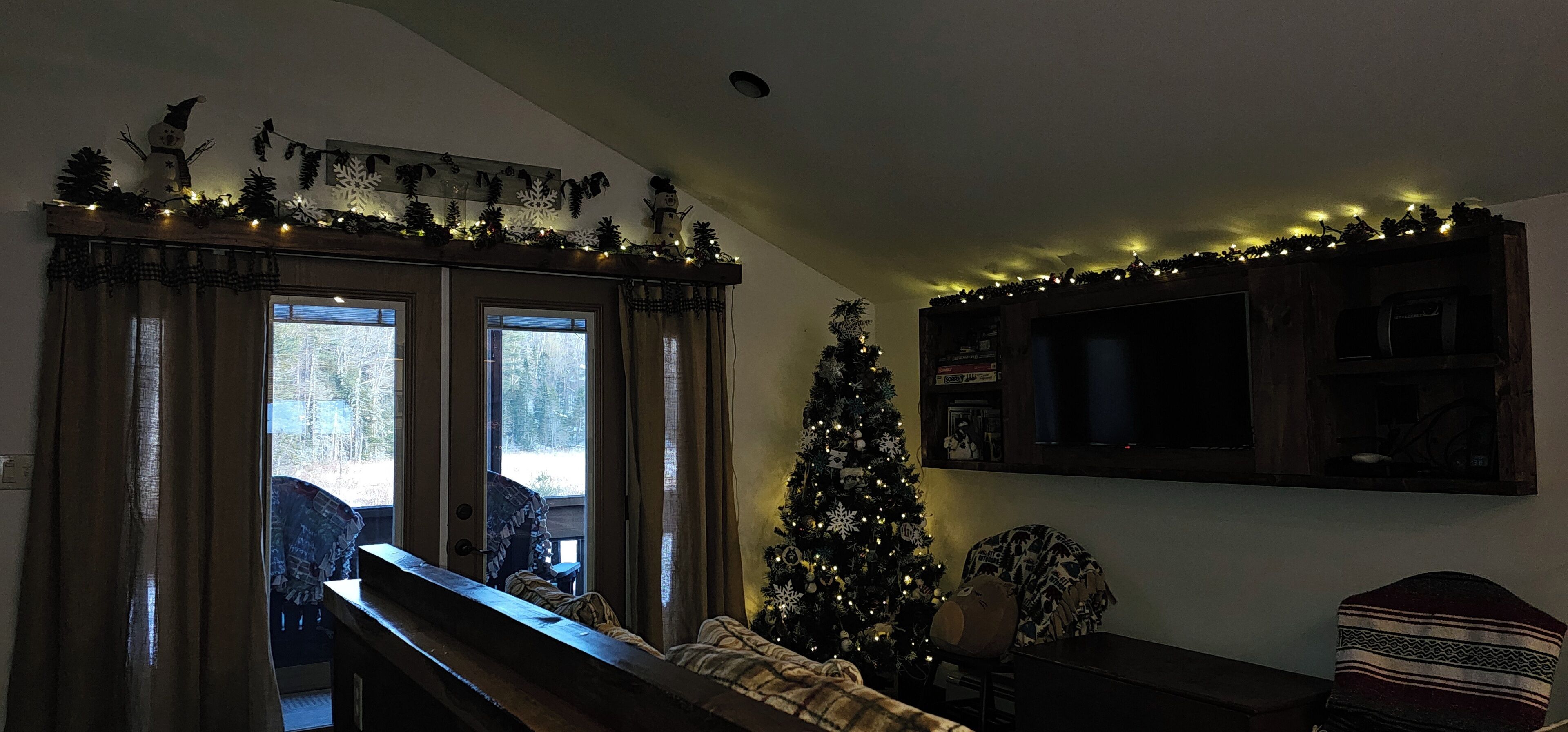 Smart TV, libros, estéreo