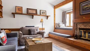 Smart TV, fireplace