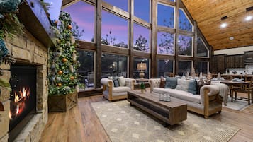 Una Smart TV, una chimenea