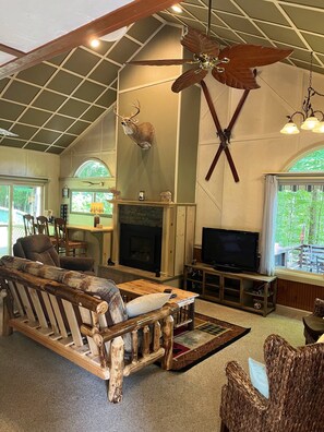 Smart TV, fireplace, DVD player, books - Cozy Chalet with First Lake access just minutes from town.  Great Location (Old Forge)