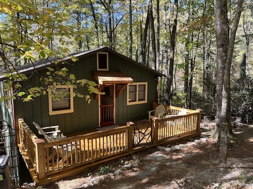 Cozy cabin within walking distance of Cashiers Crossroads.
