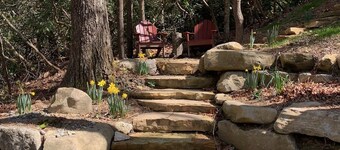 Cozy cabin within walking distance of Cashiers Crossroads.
