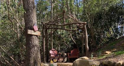 Cozy cabin within walking distance of Cashiers Crossroads.