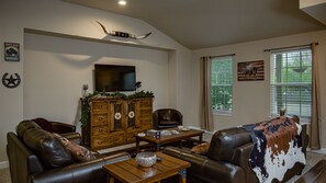 Smart TV, offices - Lone Star Guest Haus BnB in downtown NBTX. (New Braunfels)