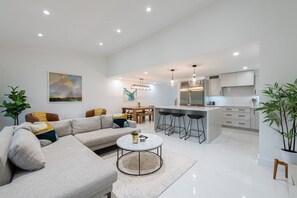 Smart TV - New Home on PGA National Golf Course with Private Hot Tub by Guaranteed Rental™ (Palm Beach Gardens)