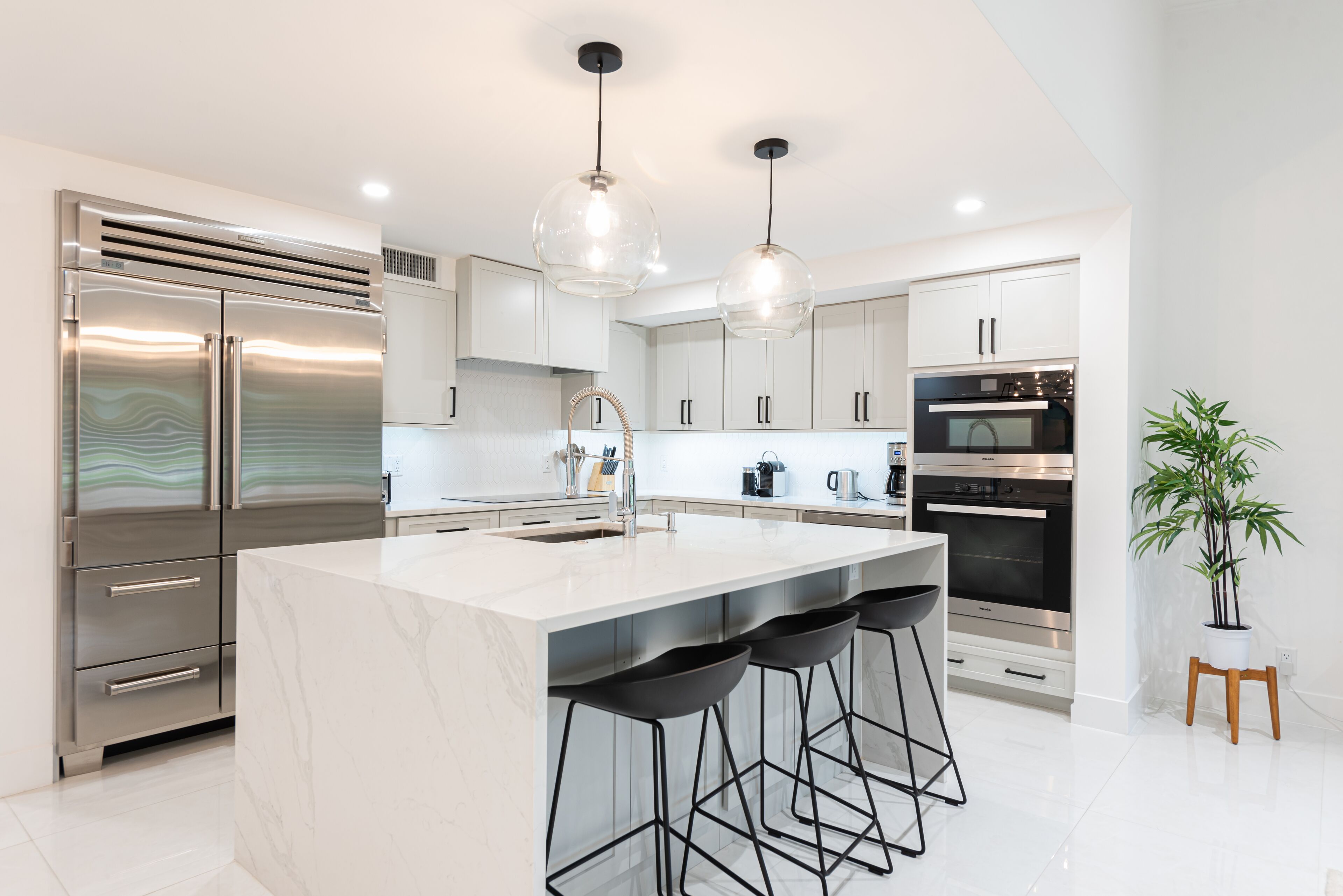 Frigorifero, microonde, forno, piano cottura