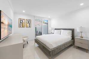 3 bedrooms, iron/ironing board, free WiFi, bed sheets - New Home on PGA National Golf Course with Private Hot Tub by Guaranteed Rental™ (Palm Beach Gardens)