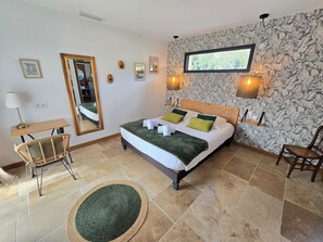 2 habitaciones, escritorio y tabla de planchar con plancha 