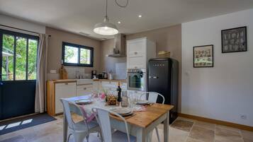 Coffee/tea maker, fridge, microwave, oven