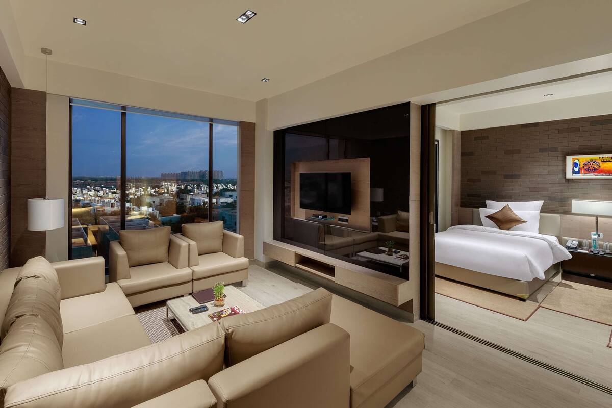 Peralatan tempat tidur premium, bar mini, peti besi dalam bilik, meja 