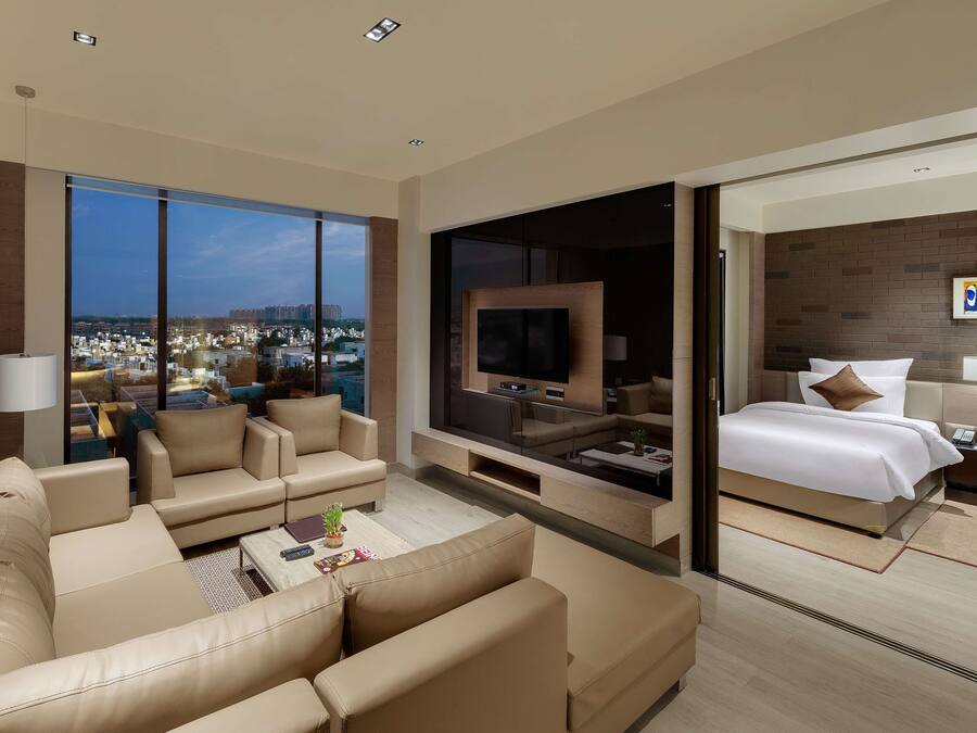 Premium bedding, minibar, in-room safe, desk