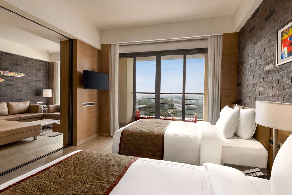Executive Suite, 1 Katil Bujang (Single), Non Smoking, Balcony (Living Room, City or Garden View) | Peralatan tempat tidur premium, bar mini, peti besi dalam bilik, meja 