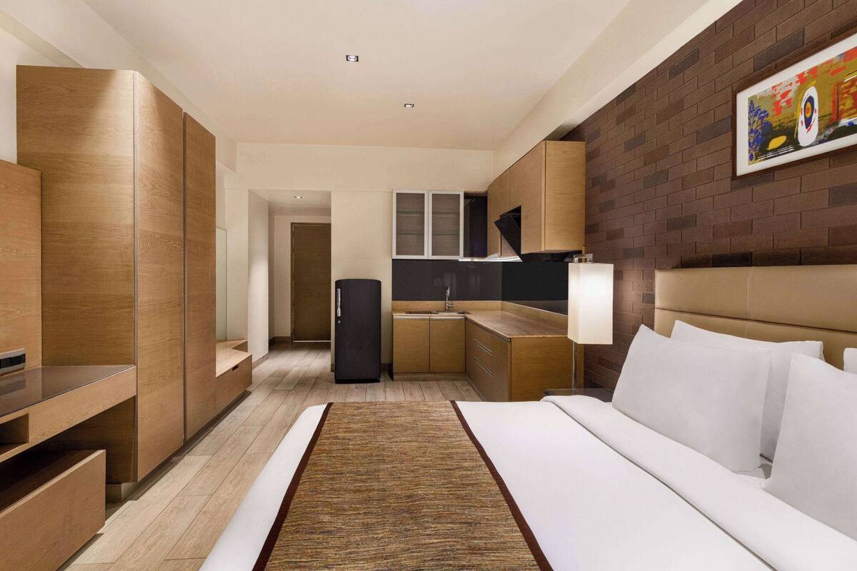 Deluxe Room, 1 Katil Raja (King), Non Smoking (City or Garden View) | Peralatan tempat tidur premium, bar mini, peti besi dalam bilik, meja 
