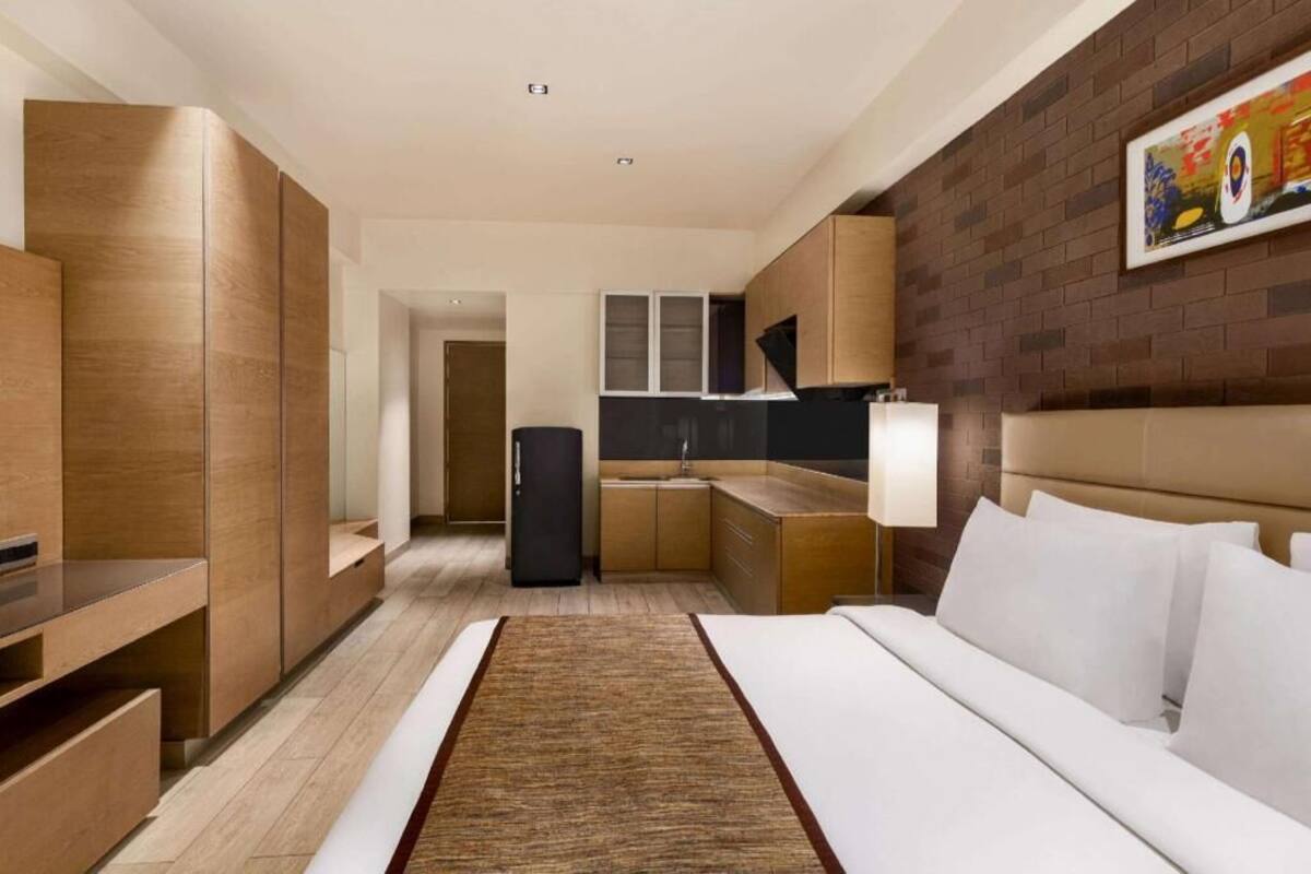 Peralatan tempat tidur premium, bar mini, peti besi dalam bilik, meja 