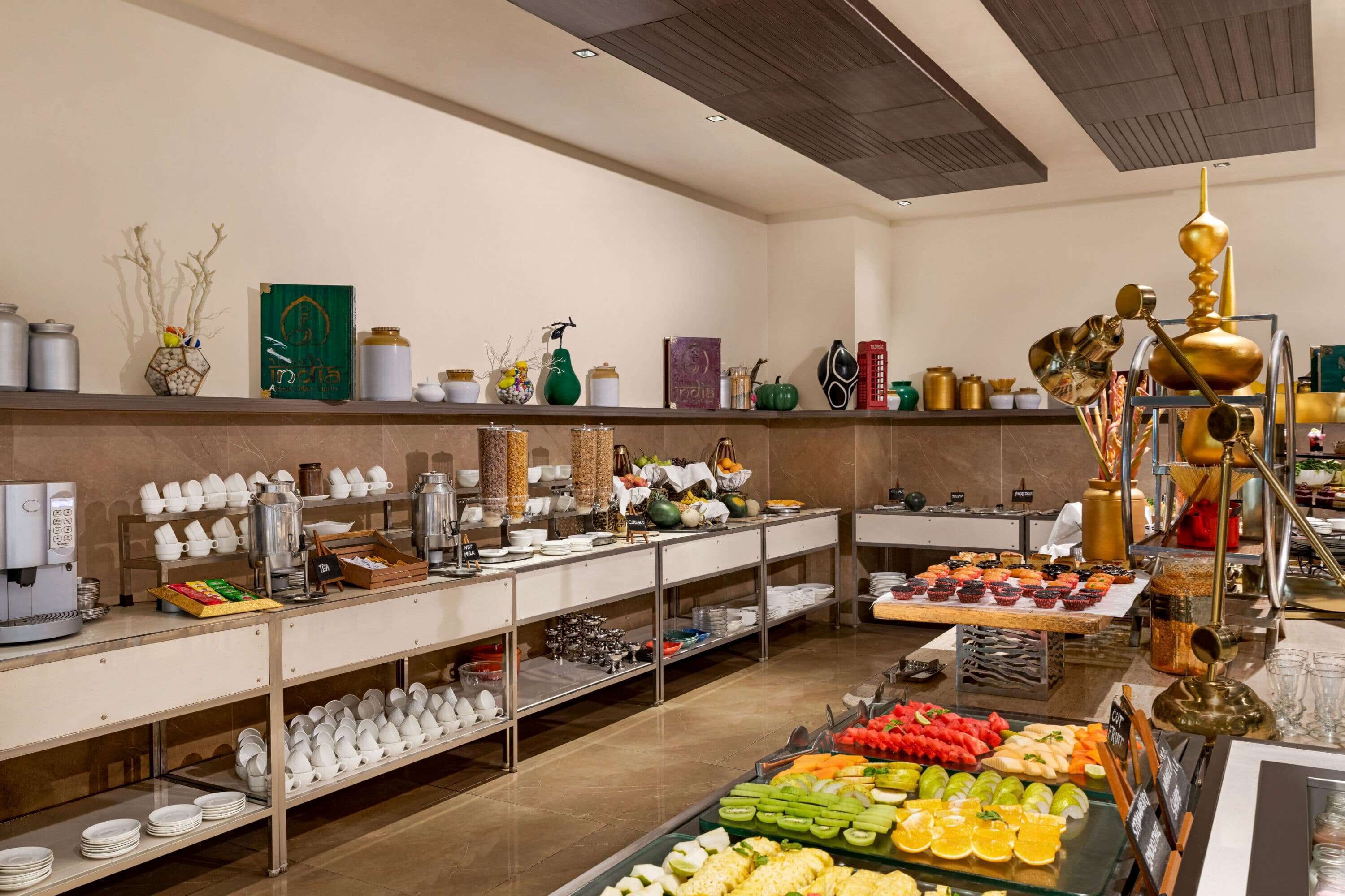Een buffetopstelling met diverse gerechten en bestek.