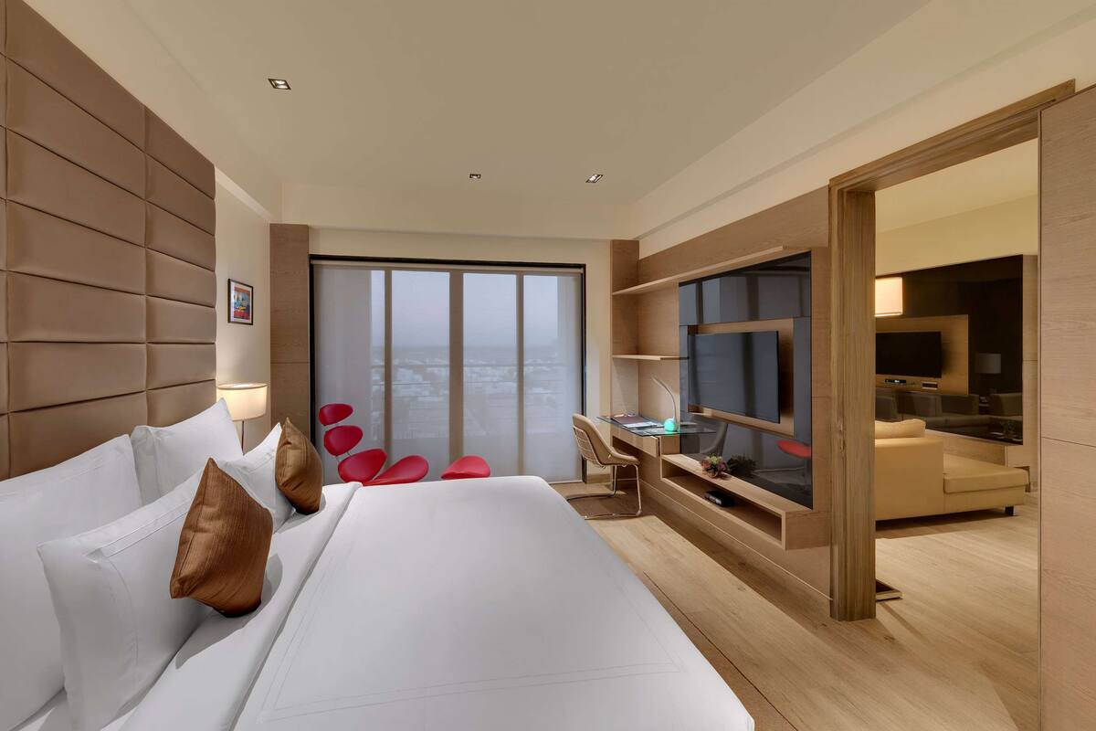 Peralatan tempat tidur premium, bar mini, peti besi dalam bilik, meja 