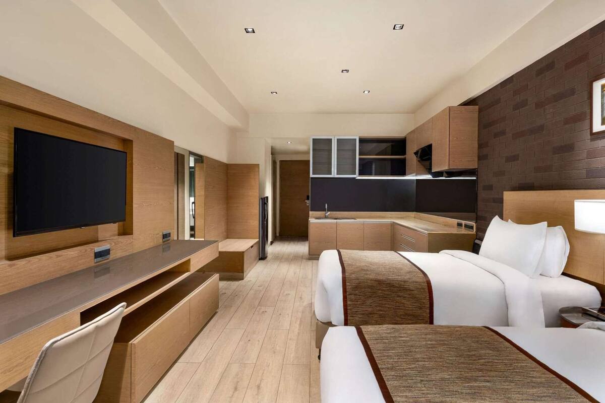 Peralatan tempat tidur premium, bar mini, peti besi dalam bilik, meja 
