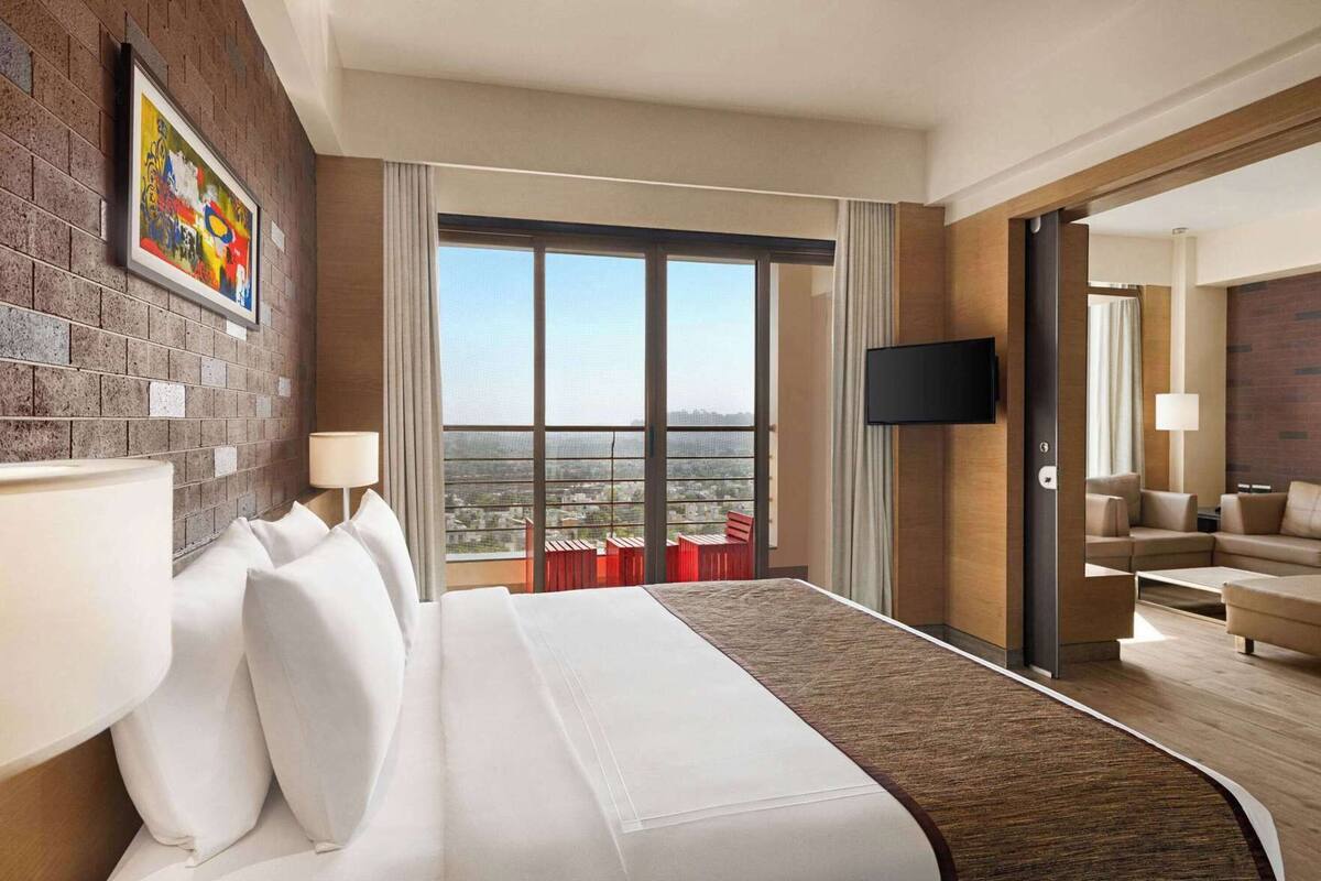 Peralatan tempat tidur premium, bar mini, peti besi dalam bilik, meja 