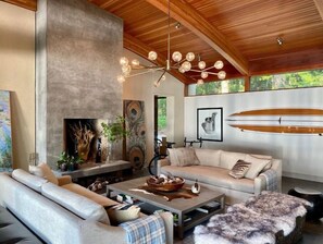 Een televisie, boeken en een stereo