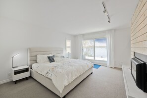 4 dormitorios, caja fuerte, escritorio y tabla de planchar con plancha