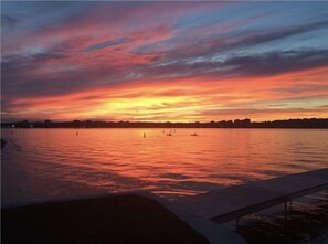 على الشاطئ، كراسي للتشمس