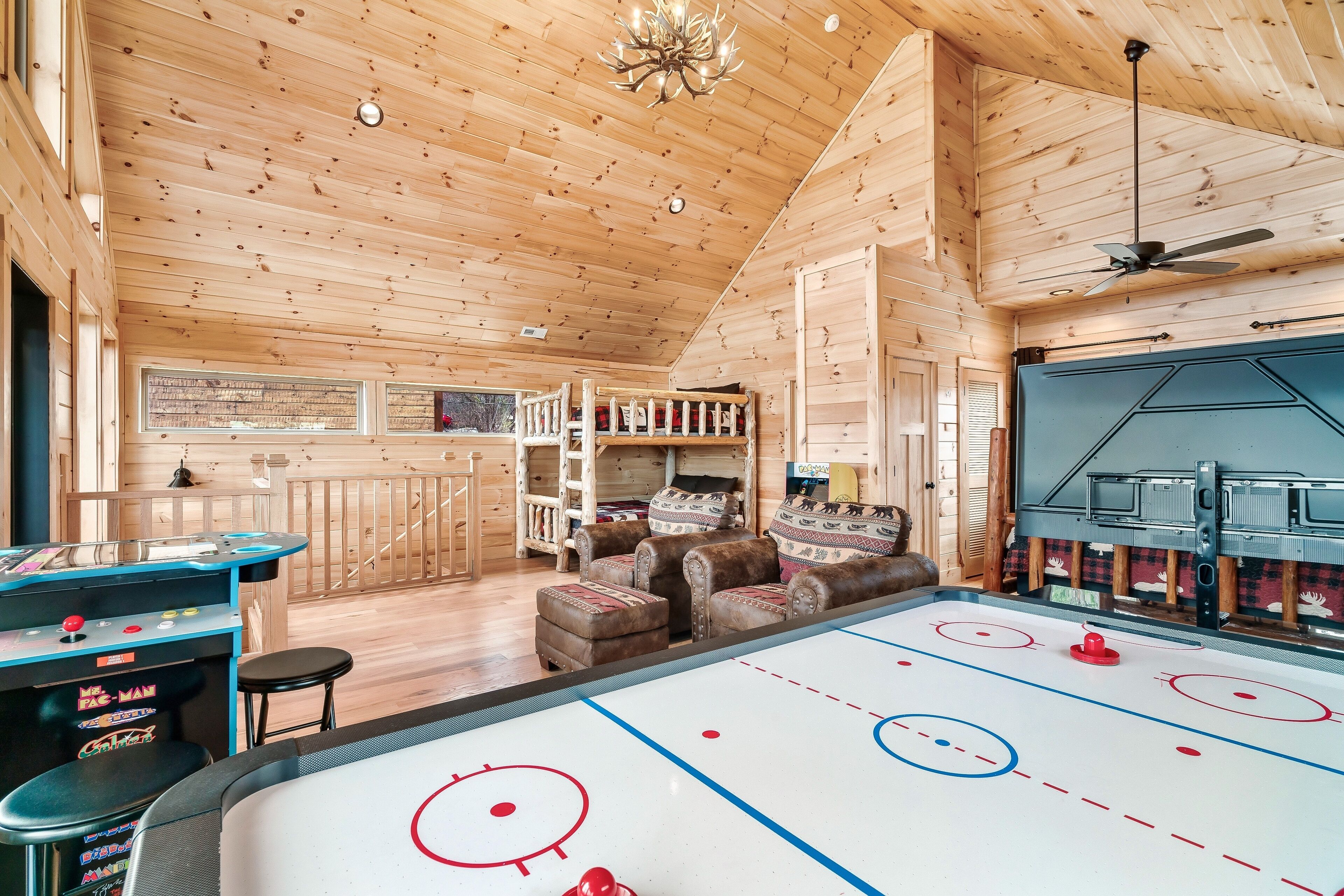 Ein gemütliches Holzhaus mit Tischtennisplatte, Kicker und Schlafkoje.