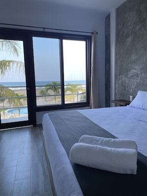 Escritorio, tabla de planchar con plancha, wifi gratis y ropa de cama