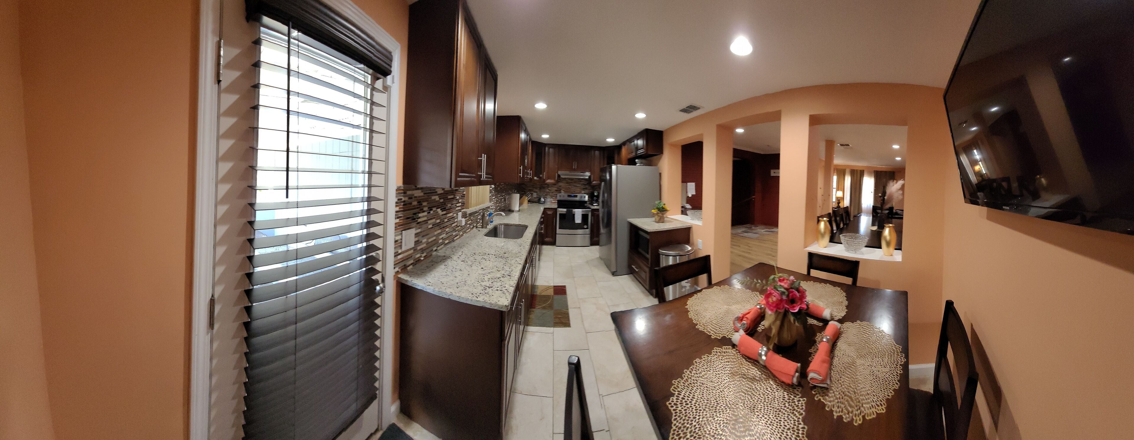 Spacious and Gorgeous 4 Bdrm Home Close to Beaches