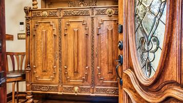 Une porte à deux battants en bois, ornée de sculptures complexes et dotée d’une serrure moderne.