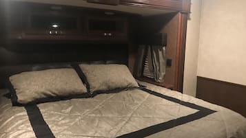 Basic Room, 1 King Bed | Free WiFi