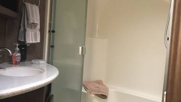 Kamar Basic, 1 Tempat Tidur King | Kamar mandi | Shower dan perlengkapan mandi gratis