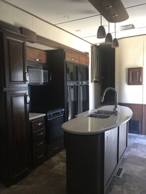 Habitación básica, 1 cama de matrimonio grande | Cocina privada | Cafetera o tetera