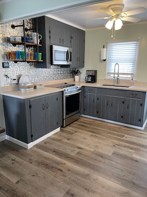 Réfrigérateur, micro-ondes, four, plaque de cuisson