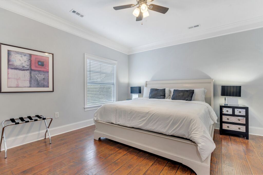 8 habitaciones, tabla de planchar con plancha, cuna de viaje y wifi 