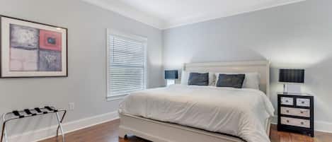 8 habitaciones, tabla de planchar con plancha, cuna de viaje y wifi