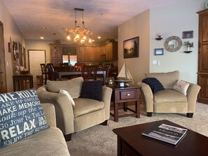 Een televisie, een open haard en een dvd-speler