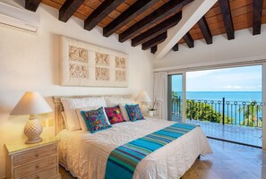 4 habitaciones, caja de seguridad en la habitación y escritorio 